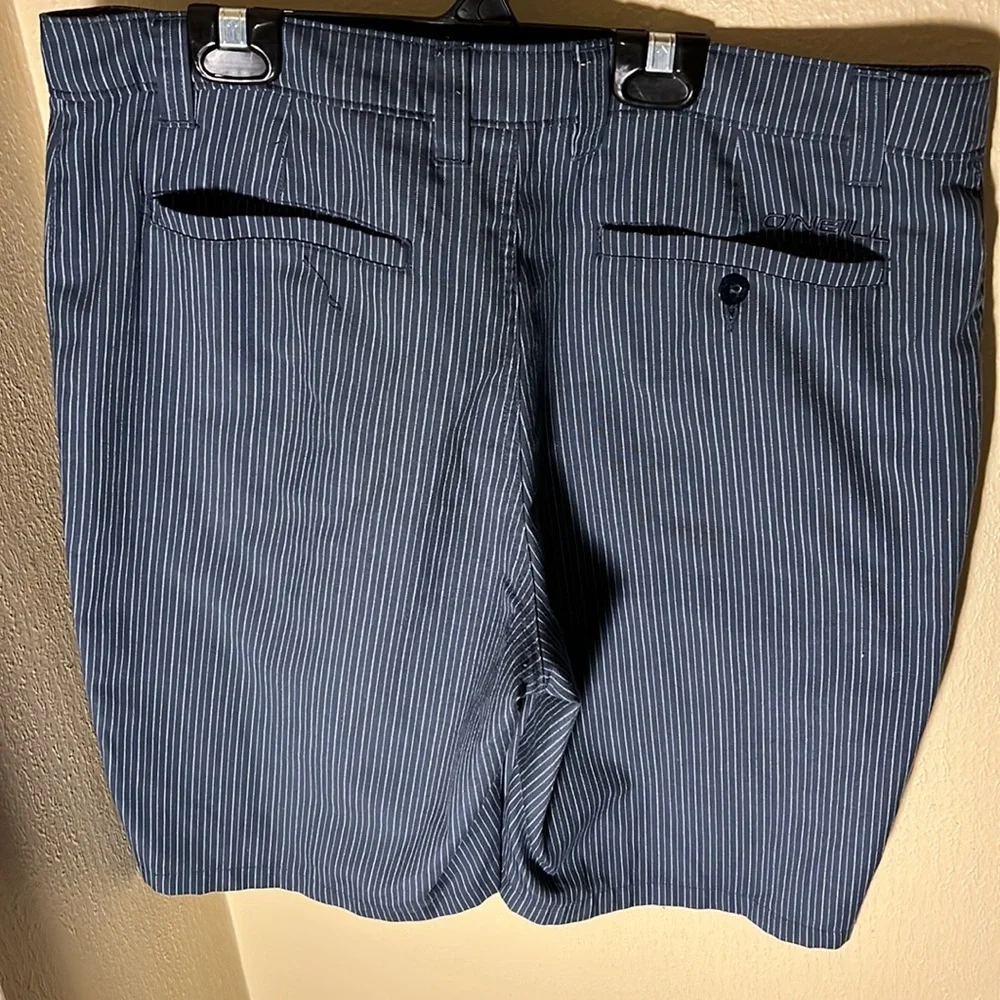 O’Neill Mens Vertical Striped Shorts Size Waist 34” Inseam 10” Color Blue/White